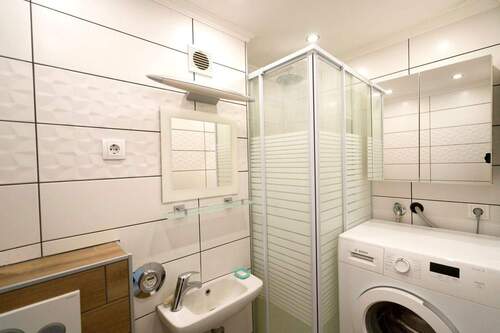 Bad2 mit Dusche - 6 Zimmer Etagenwohnung in Unterschleißheim