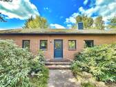 Frontansicht Haus - Entspannter Wohlfühl-Bungalow mit großer Garage und liebevollem Erholungsgarten für alle Generationen
