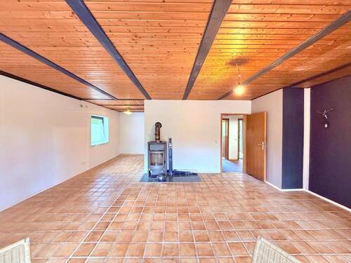 Wohnzimmer mit Kamin - Bungalow mit 120,00 m&sup2; in Rosche zum Kaufen