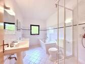 Badezimmer mit 2 Waschbecken, Dusche und Wanne - 