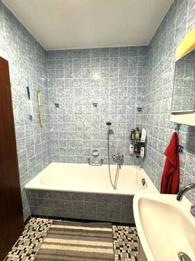 Bad mit Wanne und Dusche - 