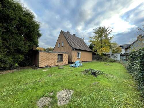 Außenansicht - Platz für Ideen - Sanierungsobjekt auf großzügigem Grundstück in Oberhausen