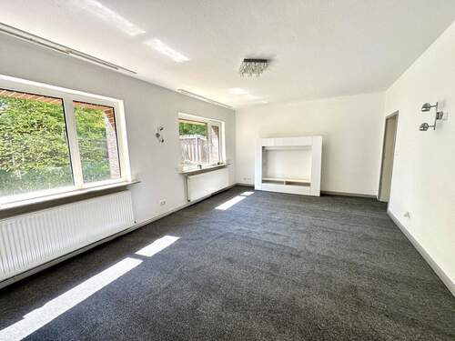 Wohnzimmer - Praktische 2,5 Zimmer EG-Wohnung mit Stellplatz und Garten