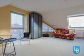 Wohnlich ausgebautes Zimmer im Dachgeschoss II - 