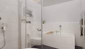 Modern gefliestes Badezimmer mit bodengleicher Dusche und Badewanne - 