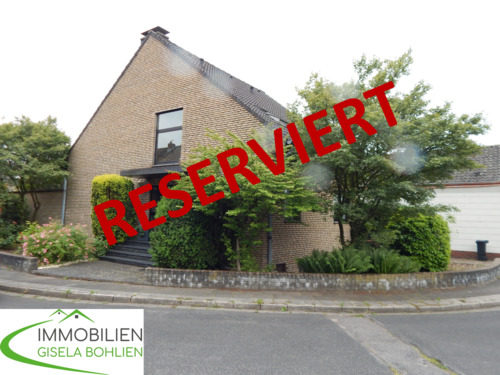 Hauptbild_reserviert.png - RESERVIERT - Freistehendes Einfamilienhaus mit wohnlich ausgebautem Souterrain (drei Räume) und drei Garagen in Moers-Scherpenberg