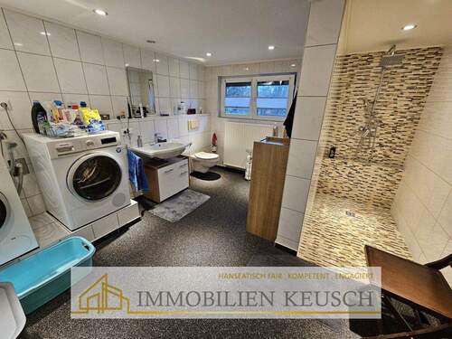 Duschbad mit Waschmaschinenanschlüsse - 