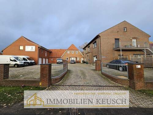 Hofansicht mit 3 Gebäuden - 