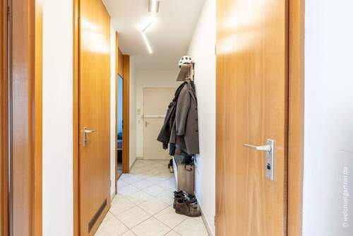 Flur, links AK und rechts Bad - 