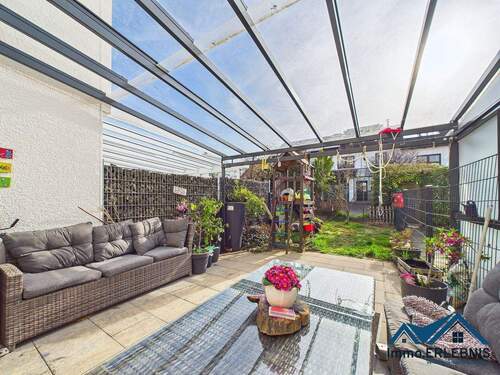 Titelbild - Stilvolles RMH in Top-Halbhöhenlage in KirchheimTeck - Garten, Terrasse, Garage, & Energieklasse B!