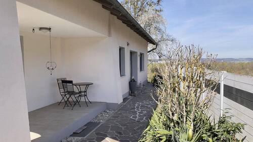 Ostseite mit Haustür - 7 Zimmer Einfamilienhaus zum Kaufen in Dingolfing/Teisbach