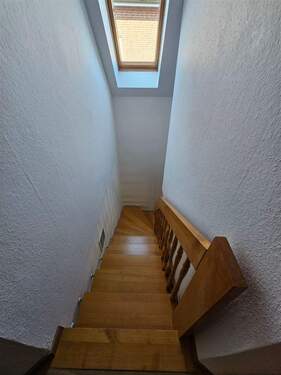 Massivholztreppe zum 1. Stock - 