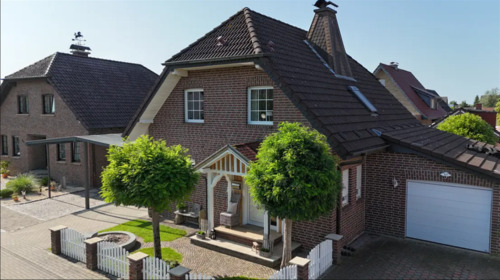 Seitenblick mit Garage - Stilvolles Einfamilienhaus mit Pool, Gartenidylle & hochwertiger Ausstattung in Olfen
