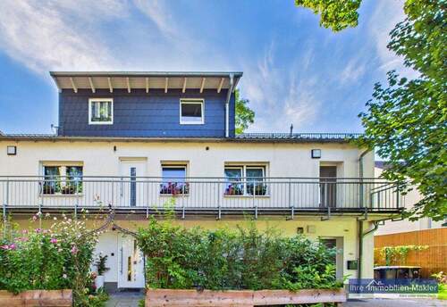 Hausansicht - Familien(t)raum mit Garten: Wohnen auf zwei Ebenen