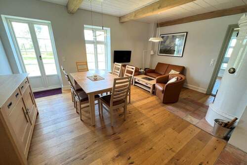 Wohnbereich mit antikem Mylinofen (rechte DHH) - 