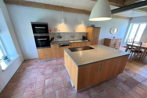 Küche mit Mittelblock offen zum Wohnraum (re. DHH) - 