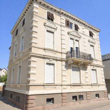 Repräsentative Altbauvilla mit zeitlosem Charme und aufwendiger Fassadengestaltung - Ihr Prestigeobjekt mit Denkmalschutz-Potenzial! - MFH mit 4 Wohnungen 