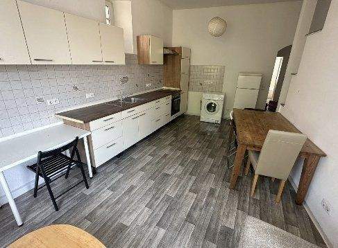 Moderne Einbauküche mit durchdachter Raumaufteilung und hochwertiger Ausstattung - Kochen und Leben auf elegante Art vereint! - 