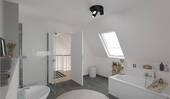 Modernes Tageslichtbad mit bodengleicher Dusche un - 