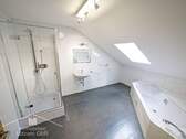 Bad im Dachgeschoss - 