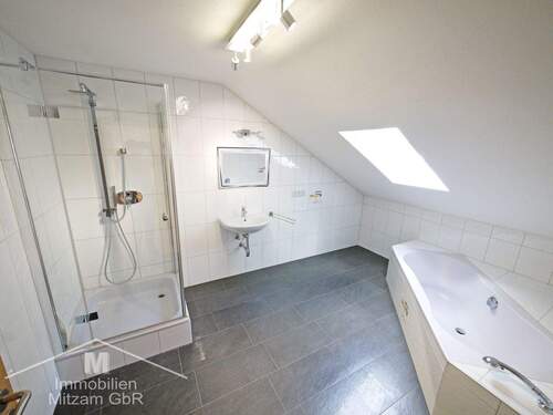 Bad im Dachgeschoss - 