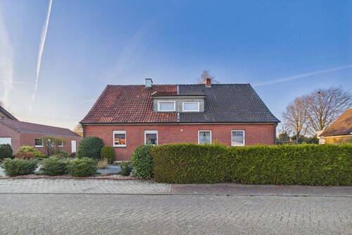 Außenansicht - Doppelhaushälfte mit großem Grundstück und Entwicklungspotenzial