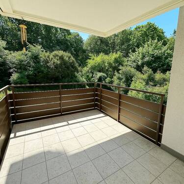 Überdachter Balkon - *Rückzugsort im Grünen* Großzügige 3,5-Zimmerwohnung mit Balkon in herrlicher Höhenlage