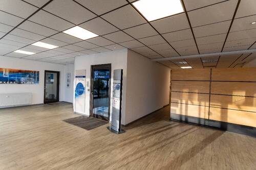 Foyer und Zugang zur Büroetage - 3 Zimmer Büro in Hagen