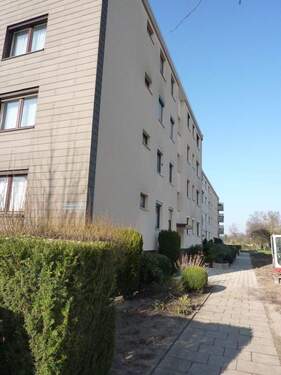 Wohnblock Eingänge - 3 Zimmer Etagenwohnung zum Kaufen in Garbsen