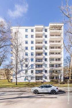 Blick auf die Balkone - 3 Zimmer Etagenwohnung in München