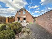 Gartenansicht - Raumwunder Ein-Zweifamilienhaus mit Garage & Wohlfühlgarten freistehend in Massivbauweise Uelzen-Westerweyhe