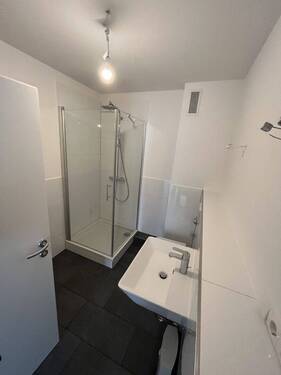 Bad mit Dusche und WC - 