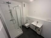Bad mit Dusche und WC - 