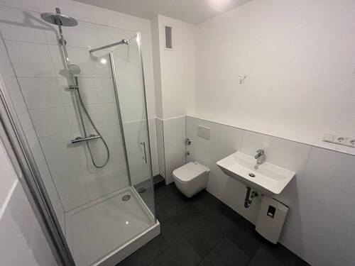 Bad mit Dusche und WC - 
