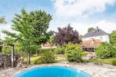 Gartenansicht mit Pool - 