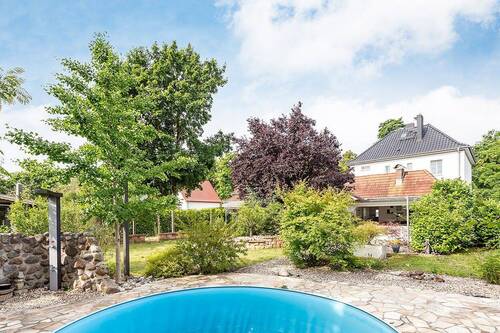 Gartenansicht mit Pool - 