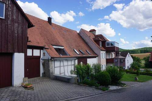 Bild 3 - 9 Zimmer Etagenwohnung in Gallmersgarten