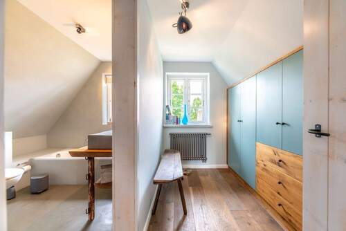 Tageslicht-Vollbad (mit Wanne u.Dusche) + Ankleide - 