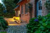 Eingangsseite am Abend - 5 Zimmer Einfamilienhaus zum Kaufen in Midlum