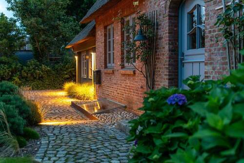 Eingangsseite am Abend - 5 Zimmer Einfamilienhaus zum Kaufen in Midlum