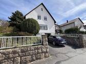 Wohnhaus und Garagenzufahrt - Einfamilienhaus mit 123,00 m&sup2; in Wernberg-Köblitz zum Kaufen