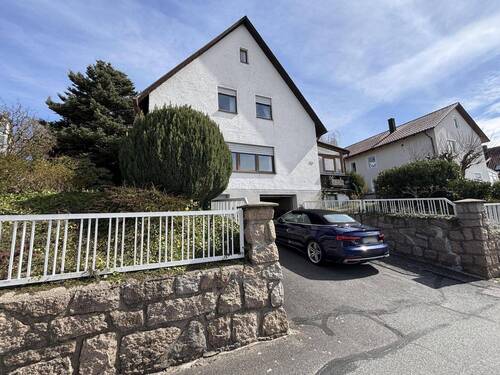 Wohnhaus und Garagenzufahrt - Einfamilienhaus mit 123,00 m&sup2; in Wernberg-Köblitz zum Kaufen