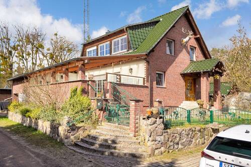 Außenansicht - Ein Zuhause zum Entfalten: Großzügiges Wohnen mit Einliegerwohnung, eigenem Wald und Pool