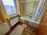 Tageslichtbad mit Wanne im Obergeschoss - 