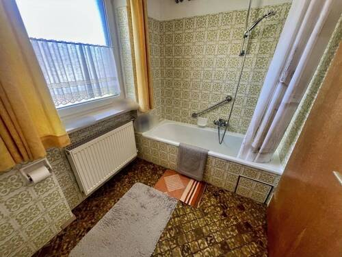 Tageslichtbad mit Wanne im Obergeschoss - 