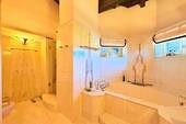 ...mit separaten Dusche - 