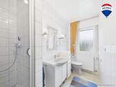 RE/MAX Immobilien DeLux Zweifamilienhaus Wadern-Lockweiler Badezimmer - 