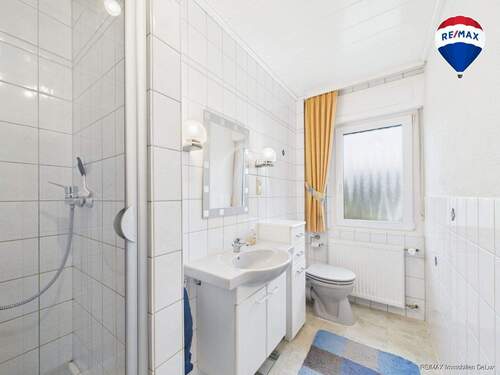 RE/MAX Immobilien DeLux Zweifamilienhaus Wadern-Lockweiler Badezimmer - 