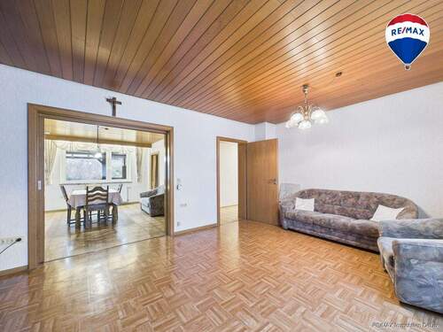RE/MAX Immobilien DeLux Zweifamilienhaus Wadern-Lockweiler Wohnzimmer - 