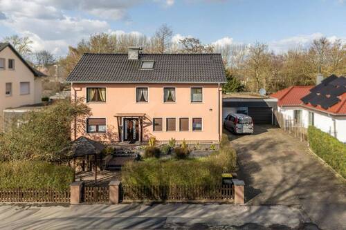 Hausansicht vorne - Zweifamilienhaus mit viel Platz für den letzten Feinschliff!